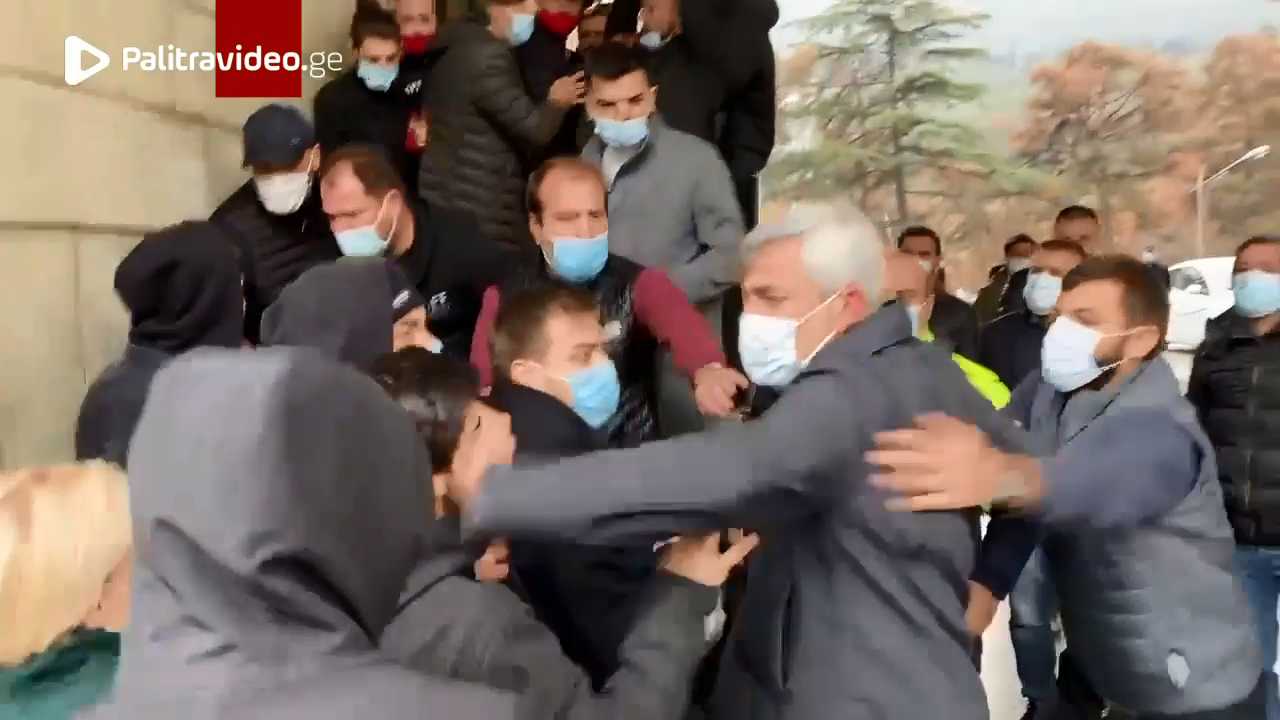 "ხელი ვის დაარტყი, ბიჭო" - ფეხბურთის ფედერაციის თანამშრომლები აქციის მონაწილეებს დაუპირისპირდნენ [VIDEO]