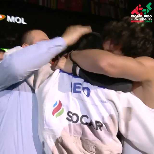ემოციური კადრები: ბექაური ტიროდა, დანარჩენები კი ახალგაზრდა მედალოსანს ეხუტებოდნენ [VIDEO]