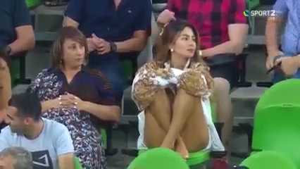 კომენტატორმა ლამაზმანის დანახვისას თავი ვერ შეიკავა... [VIDEO]