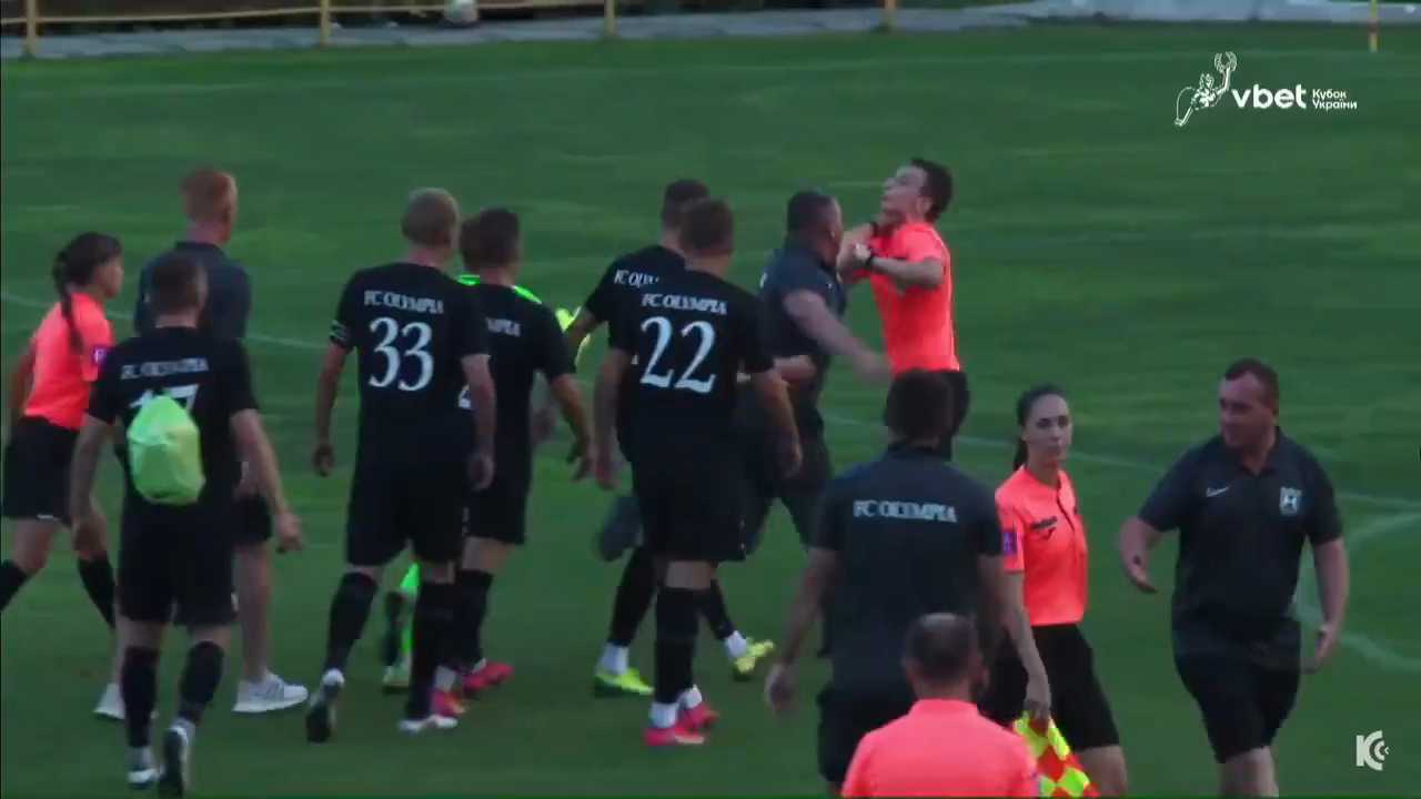 უკრაინის თასზე მწვრთნელმა და ფეხბურთელებმა მსაჯს მოსდეს - ქალი ლაინსმენები "გაიპარნენ" [VIDEO]